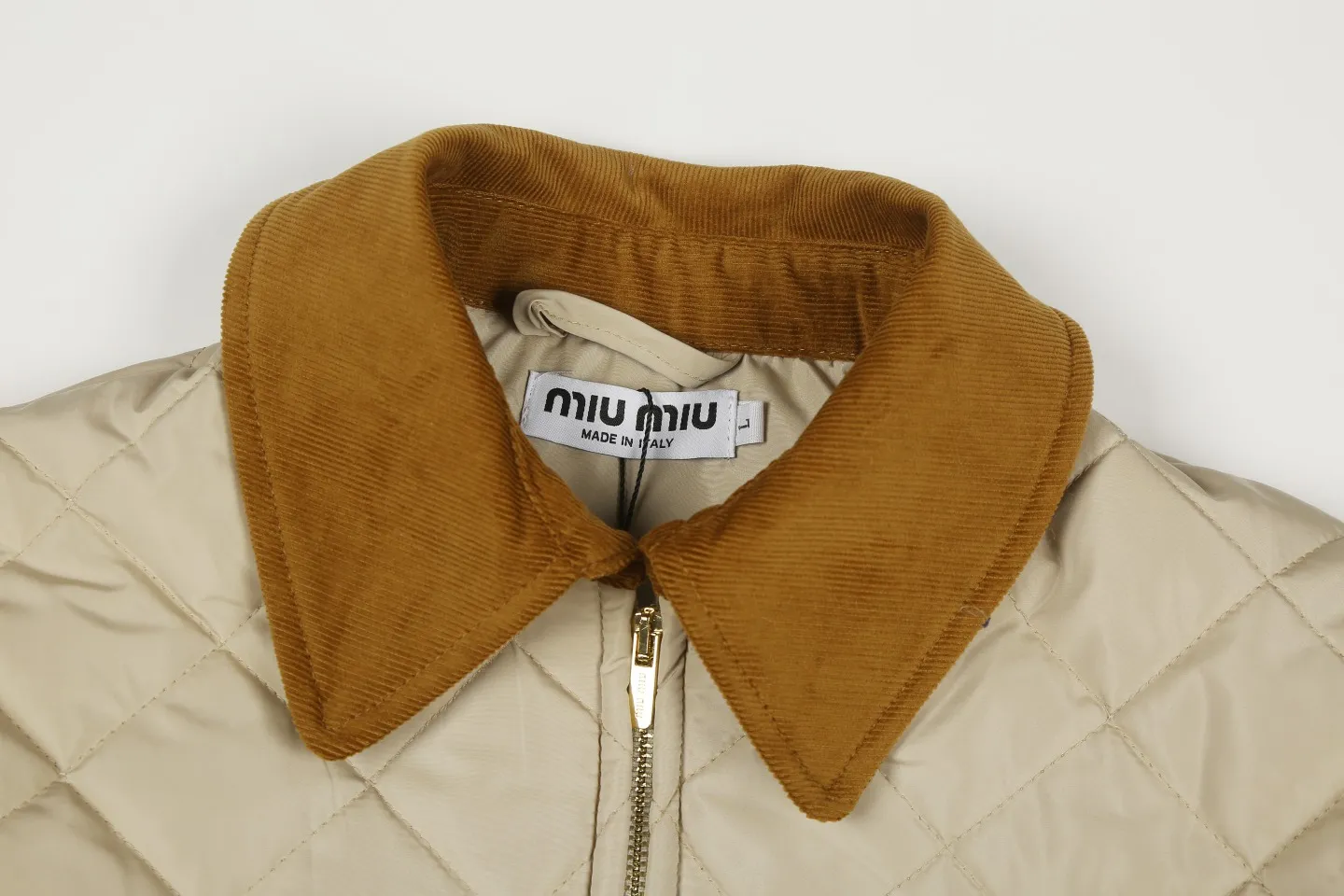 P330 White background picture [Popular item] Style number: 24373# Color: Khaki Apricot Size: S-XL -MiuMiu/MiuMiu 2024aw Autumn and winter hot new logo embroidered lapel three-zip rhombus plaid imitation feather jacket jacket - Ingenuity restoration 4-needle encrypted quilting embroidery three-in-one imitation feather cotton The board is straight and not bloated - Double-layer composite patch Hand-made counter-embroidery Laminated light gold Y-tooth brand zipper - Special shaped cloth foil for collar Correct 7 cm cylindrical windproof cuffs Closed cuffs with one-to-one stacking in front of the car - Miu style outfit 2024 new autumn and winter products Adopt classic diamond pattern quilting design Three-in-one imitation down cotton Light and thin sheets are positive The thermal insulation coefficient is also online Earth desert khaki apricot Maillard wind is full of relaxation to set off a warm autumn and winter atmosphere The collar is made of contrasting corduroy, which is warm and comfortable. The loose silhouette is both comfortable and easy to layer. The slightly gathered design of the cuffs and hem effectively locks in temperature.